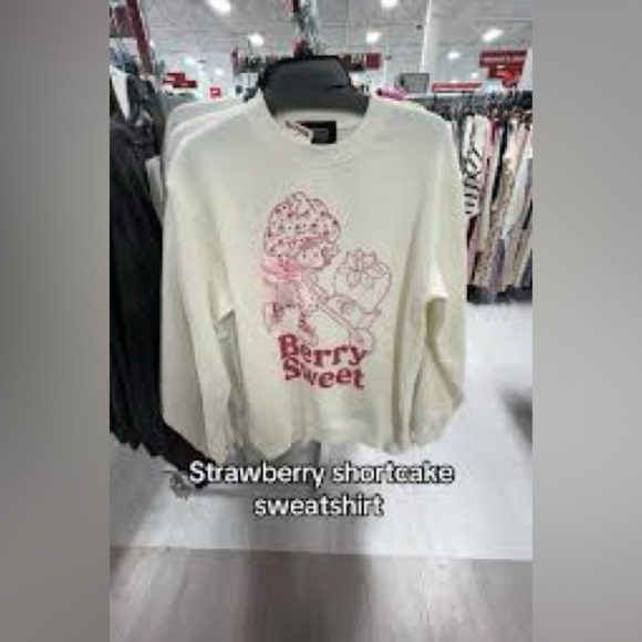 Strawberry Shortcake Sweatshirt Size Medium Cream Pink Red NWOT - Picture 3 of 9